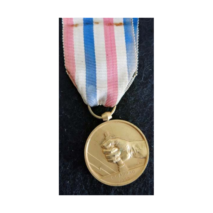 FRANCE : médaille des chemins de fer attribuée en 1952 à C. CANDAU en métal doré (222)