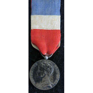 FRANCE : Médaille du travail du ministère du travail et de la sécurité sociale en argent attribuée à P. Rube 1956 (222)
