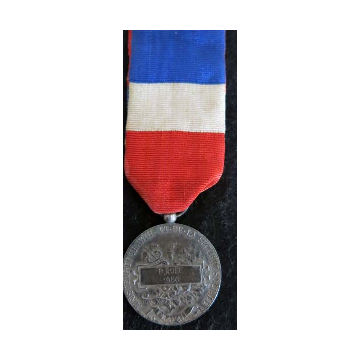 FRANCE : Médaille du travail du ministère du travail et de la sécurité sociale en argent attribuée à P. Rube 1956 (222)