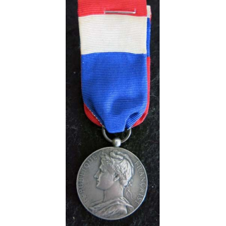 FRANCE : Médaille du travail du ministère du commerce et de l’industrie en argent attribuée à Mlle H.T Bongrand 1924 (222)