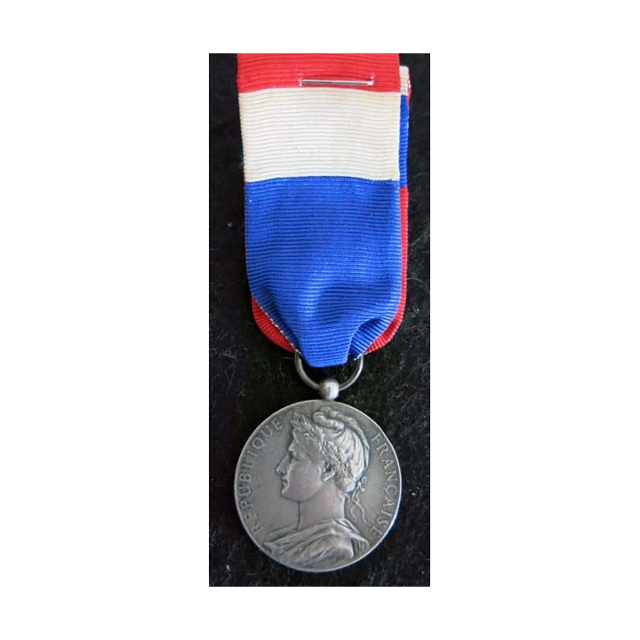 FRANCE : Médaille du travail du ministère du commerce et de l’industrie en argent attribuée à Mlle H.T Bongrand 1924 (222)