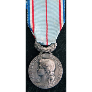 FRANCE : médaille du Grand Prix humanitaire de France en métal argenté (222)