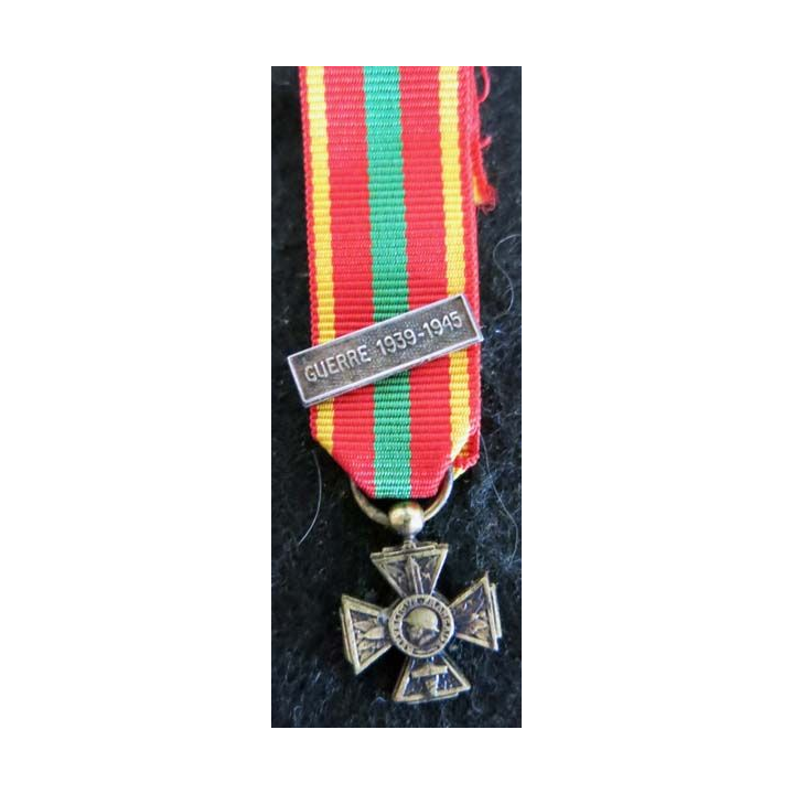 FRANCE : Médaille miniature de la croix du combattant volontaire 1939-1945 avec barrette Guerre 1939-1945 en bronze (224)