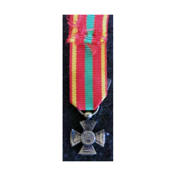 FRANCE : Médaille miniature de la croix du combattant volontaire 1939-1945 avec barrette Guerre 1939-1945 en bronze (224)