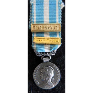 FRANCE : médaille miniature française d'outre mer en métal argenté avec une barrette Mauritanie et Tchad (224)