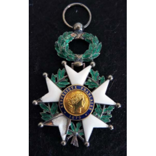 FRANCE : croix de Chevalier de l'Ordre de la Légion d'Honneur 3° république en émail et argent centre en or