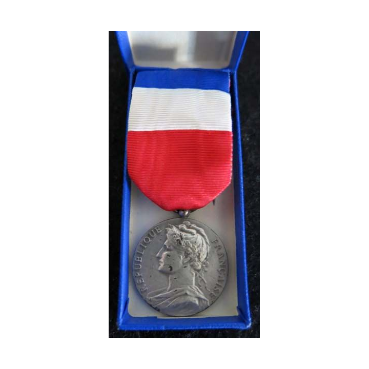 FRANCE : Médaille du travail du ministère du travail et de la sécurité sociale en argent attribuée à  J. Rivière en 1972