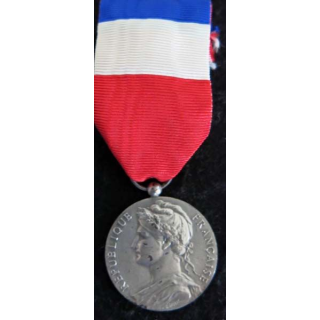 FRANCE : Médaille du travail du ministère du travail et de la sécurité sociale en argent attribuée à  J. Rivière en 1972