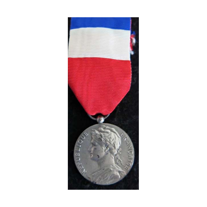 FRANCE : Médaille du travail du ministère du travail et de la sécurité sociale en argent attribuée à  J. Rivière en 1972