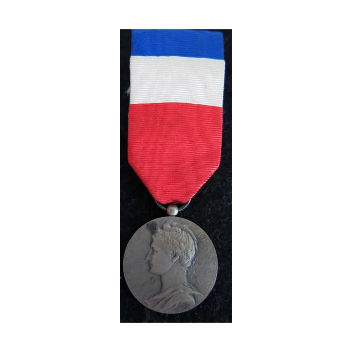 FRANCE : Médaille du travail du ministère du travail et de la sécurité sociale en argent attribuée à M. Crowin Devinck 1951