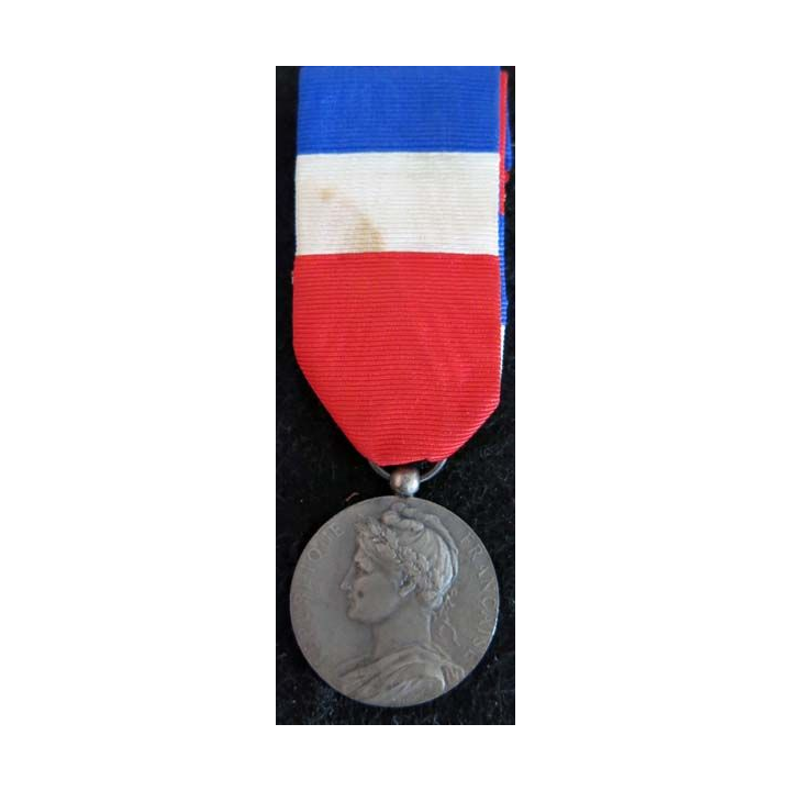 FRANCE : Médaille du travail du ministère du travail et de la sécurité sociale en argent attribuée à J-B. Crowin 1951