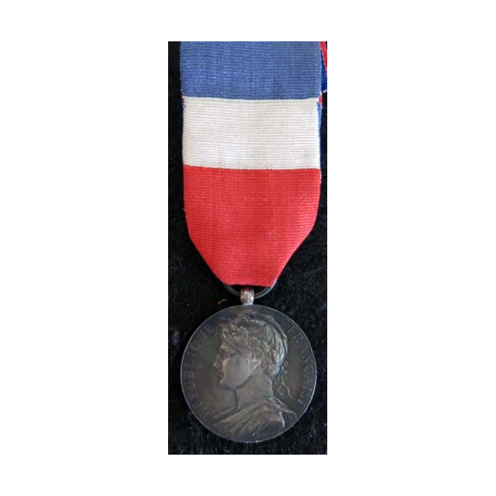 FRANCE : Médaille du travail du ministère du commerce et de l’industrie en argent attribuée à A.F. Languet en 1925