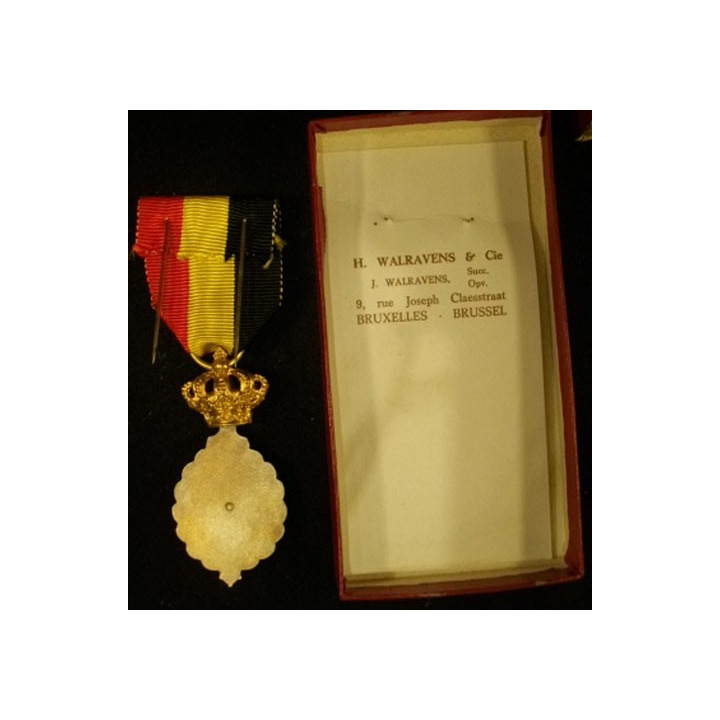 BELGIQUE : médaille du travail 1° classe dans sa boite