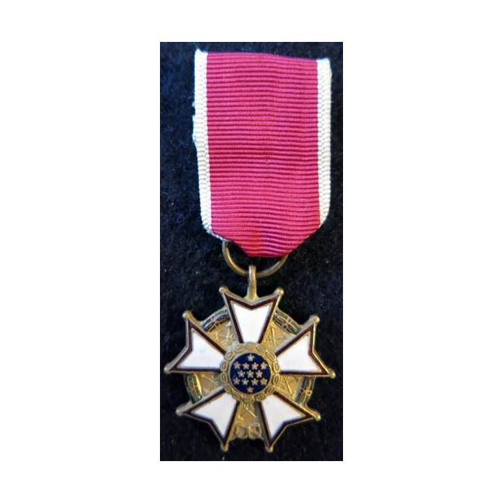 USA : Médaille miniature de la  Legion of Merit avec épingle à bascule en émail (4395)