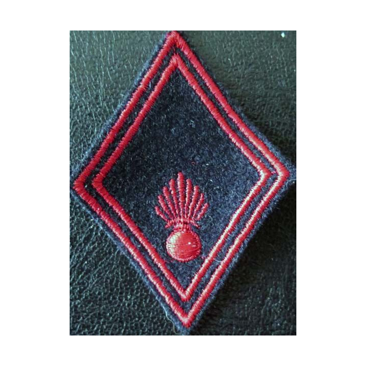 LOSANGE DE BRAS MODÈLE 45 : régiment d'Infanterie troupe sans numéro grenade en bas