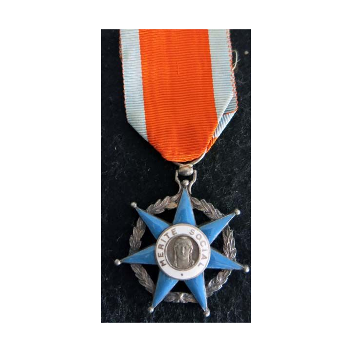 FRANCE : Médaille de chevalier de l'Ordre du Mérite Social en émail superbe (221)