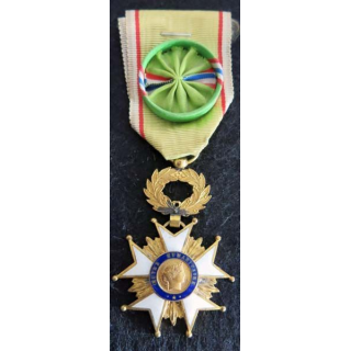 FRANCE : Médaille d’officier de l’œuvre humanitaire en émail (221)