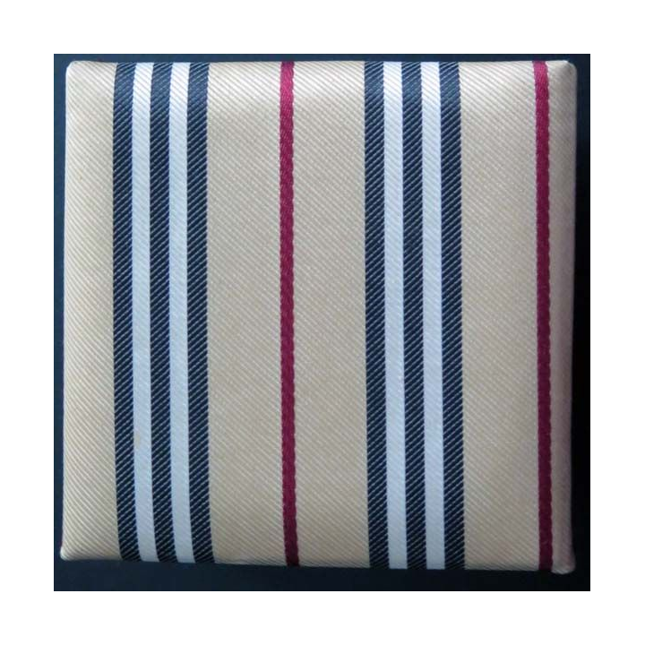 Cravate Burberry dans son coffret avec sa pochette faite main 100% soie