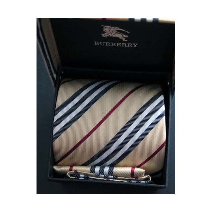 Cravate Burberry dans son coffret avec sa pochette faite main 100% soie