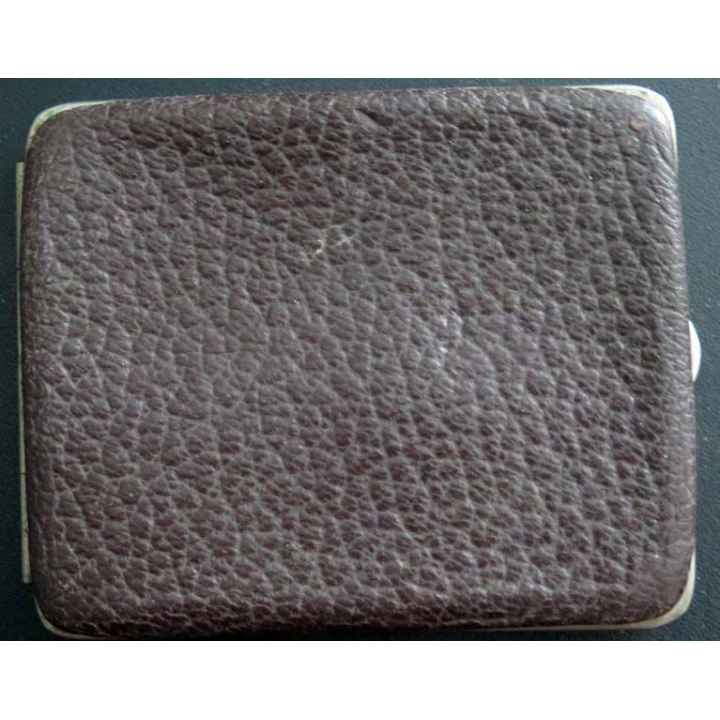 Porte cigarettes cuir et acier de largeur 11,3 cm années 1950
