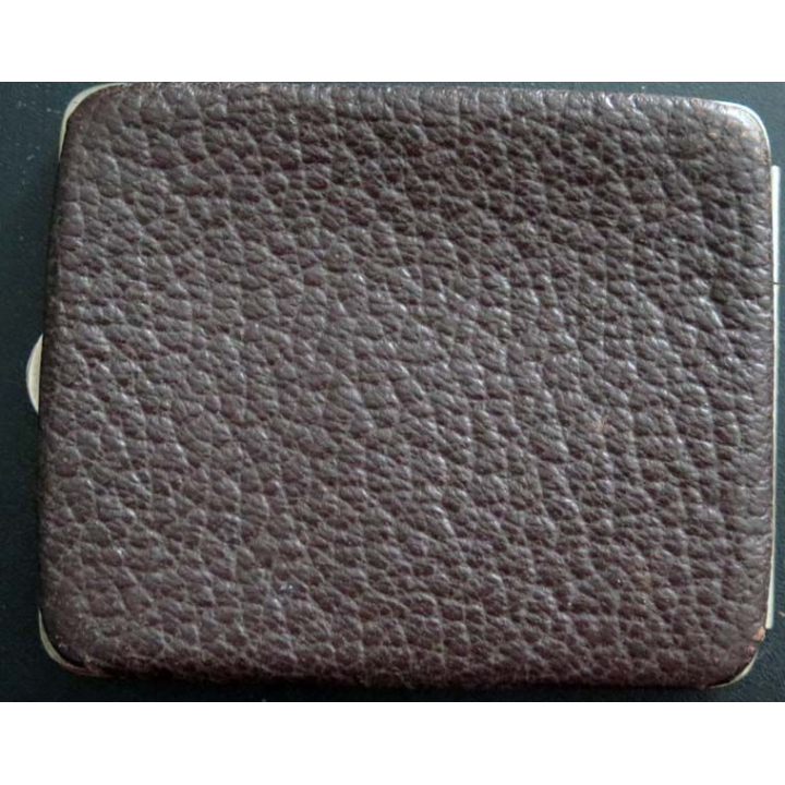 Porte cigarettes cuir et acier de largeur 11,3 cm années 1950