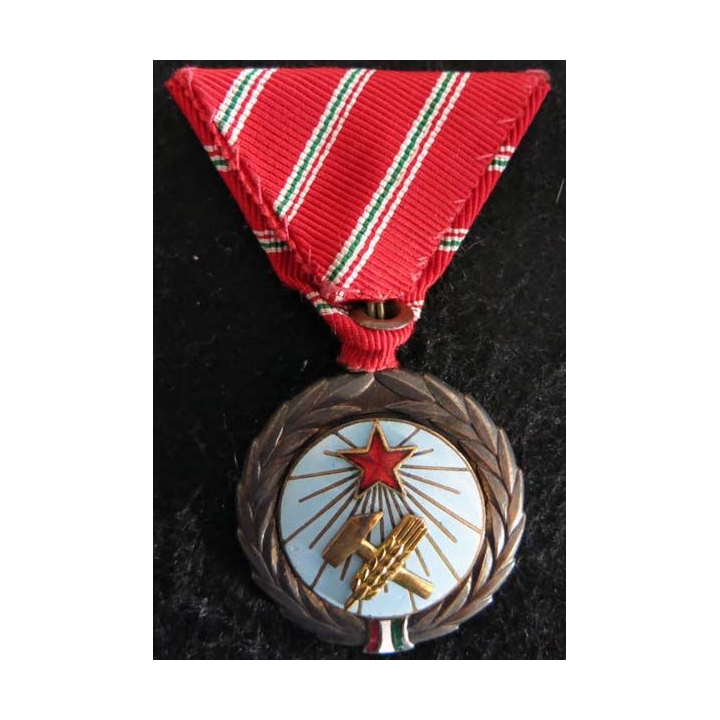 HONGRIE: médaille du travail de la république de Hongrie 1954-1963 en émail