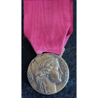 ITALIE : médaille volontari di guerrade la guerre 1915-1918 couleur bronze