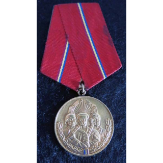 ROUMANIE : médaille roumaine Vertu Militaire Socialiste échelon or (Virtutae Ostaseasca) 1959
