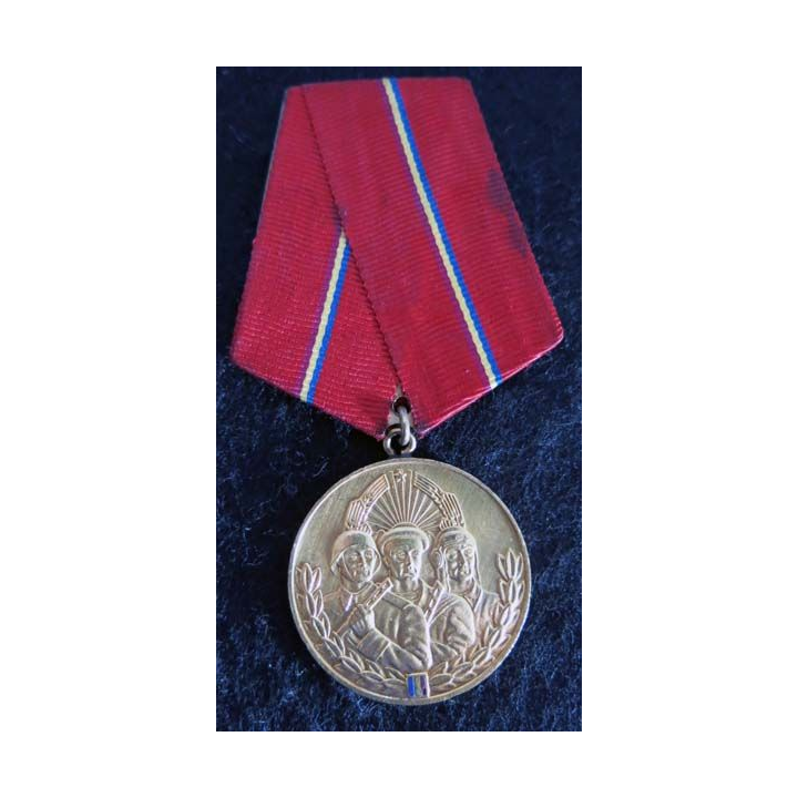 ROUMANIE : médaille roumaine Vertu Militaire Socialiste échelon or (Virtutae Ostaseasca) 1959