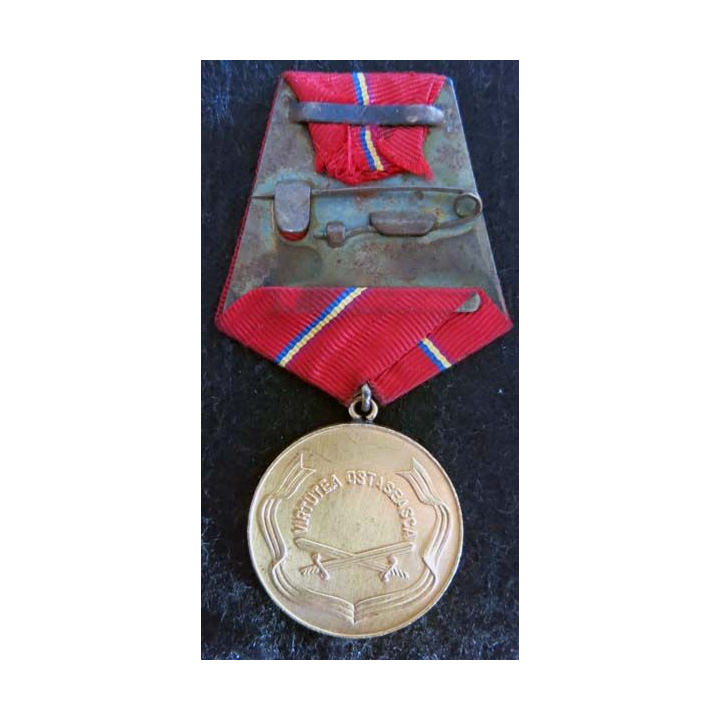 ROUMANIE : médaille roumaine Vertu Militaire Socialiste échelon or (Virtutae Ostaseasca) 1959