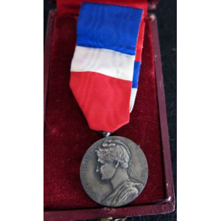 FRANCE : Médaille du travail du ministère du travail et de la sécurité sociale en argent attribuée à P. Gasser 1949