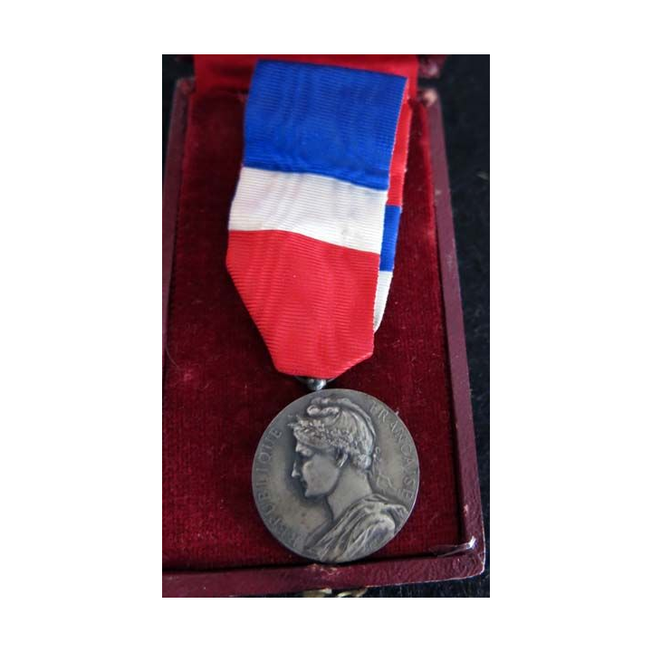 FRANCE : Médaille du travail du ministère du travail et de la sécurité sociale en argent attribuée à P. Gasser 1949