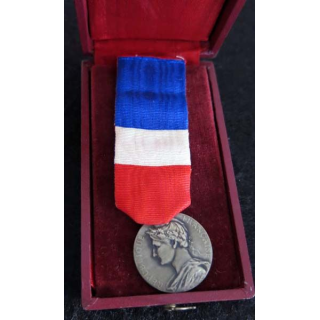 FRANCE : Médaille du travail du ministère du travail et de la sécurité sociale en argent attribuée à Mme E. Gasser 1950