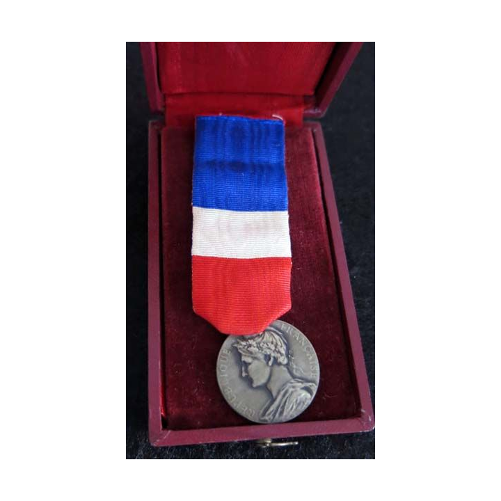 FRANCE : Médaille du travail du ministère du travail et de la sécurité sociale en argent attribuée à Mme E. Gasser 1950