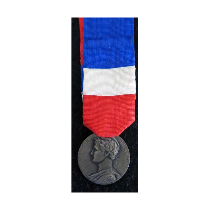FRANCE : Médaille du travail du ministère du travail et de la sécurité sociale en argent attribuée à Mme E. Gasser 1950