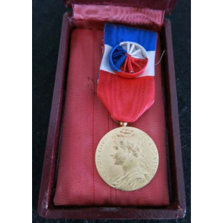 FRANCE : Médaille du travail du ministère du travail et de la sécurité sociale en vermeil attribuée à Mme E. Gasser 1958
