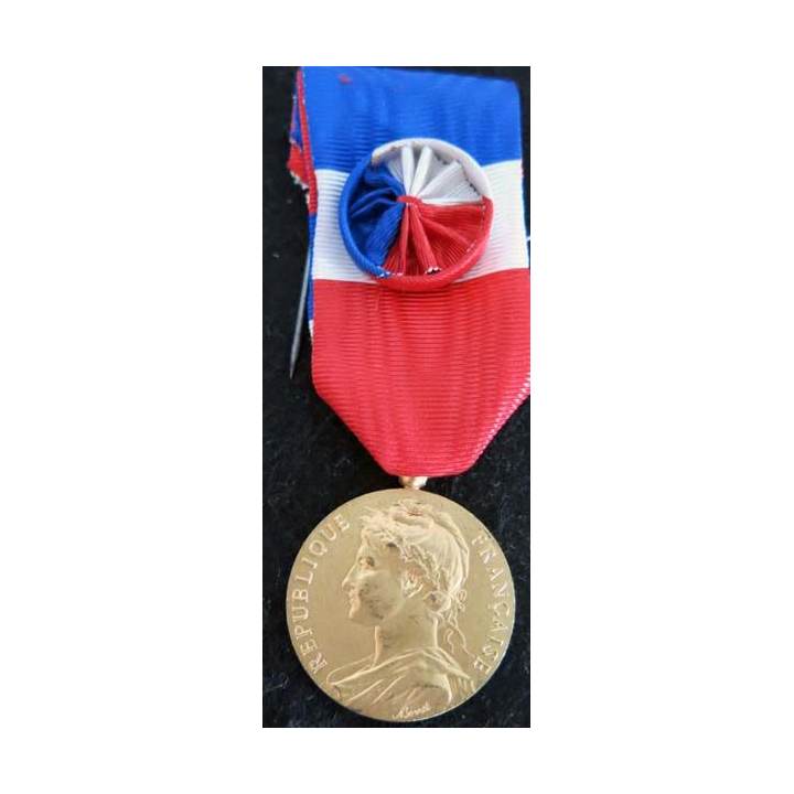 FRANCE : Médaille du travail du ministère du travail et de la sécurité sociale en vermeil attribuée à Mme E. Gasser 1958