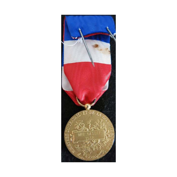 FRANCE : Médaille du travail du ministère du travail et de la sécurité sociale en vermeil attribuée à Mme E. Gasser 1958