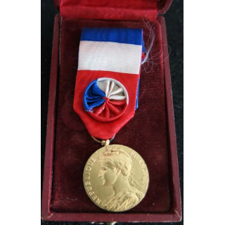 FRANCE : Médaille du travail du ministère du travail et de la sécurité sociale en vermeil attribuée à Mme E. Gasser 1958