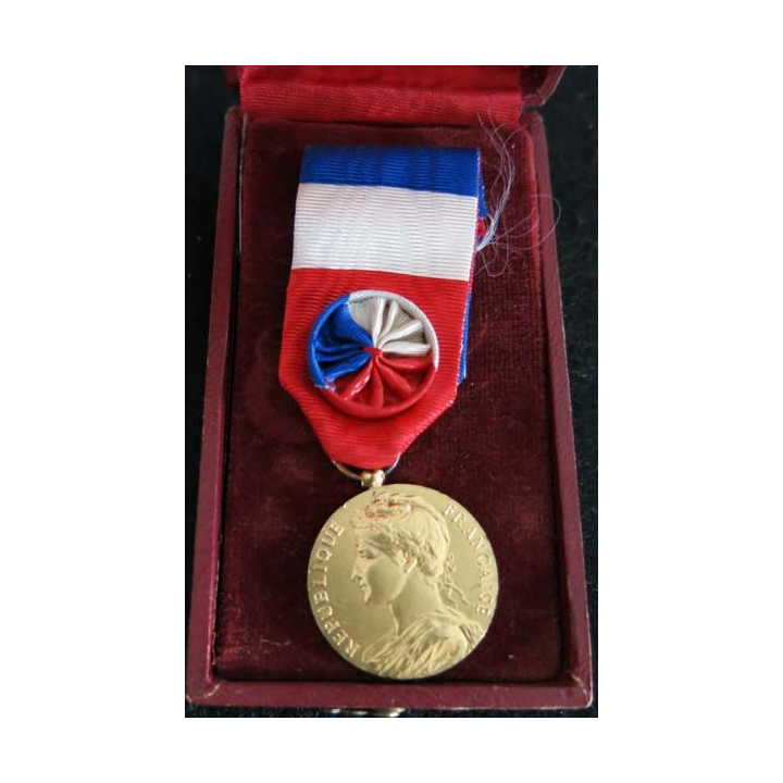 FRANCE : Médaille du travail du ministère du travail et de la sécurité sociale en vermeil attribuée à Mme E. Gasser 1958