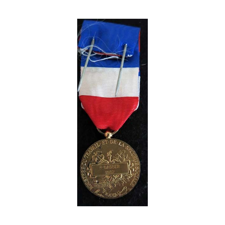 FRANCE : Médaille du travail du ministère du travail et de la sécurité sociale en vermeil attribuée à Mme E. Gasser 1958