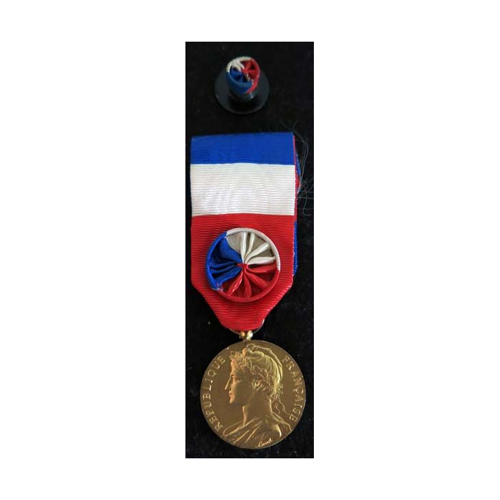 FRANCE : Médaille du travail du ministère du travail et de la sécurité sociale en vermeil attribuée à Mme E. Gasser 1958