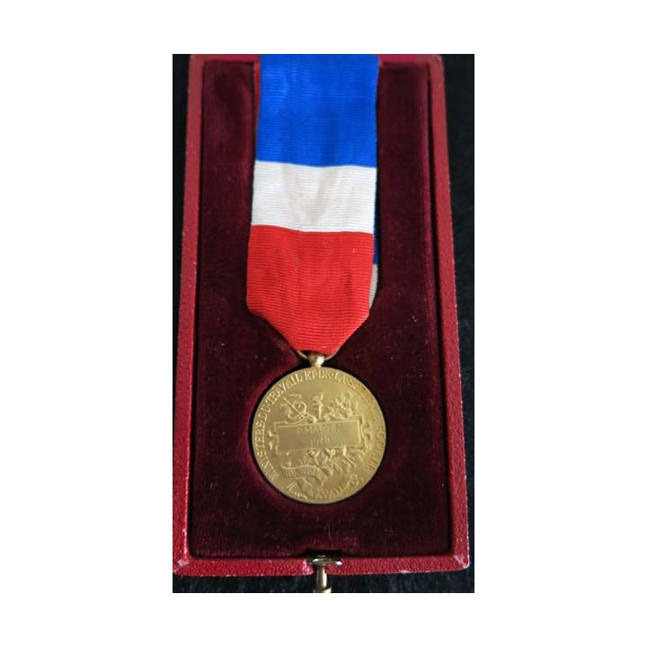 FRANCE : Médaille du travail du ministère du travail et de la sécurité sociale en vermeil attribuée à P. Martin 1949