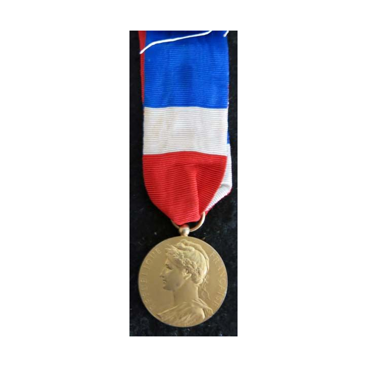 FRANCE : Médaille du travail du ministère du travail et de la sécurité sociale en vermeil attribuée à P. Martin 1949