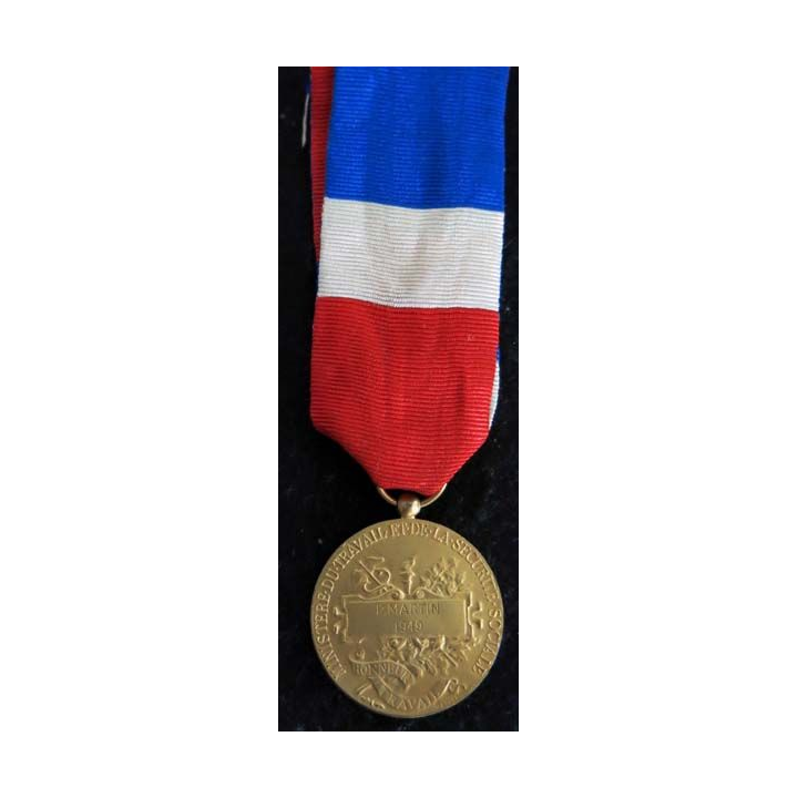 FRANCE : Médaille du travail du ministère du travail et de la sécurité sociale en vermeil attribuée à P. Martin 1949