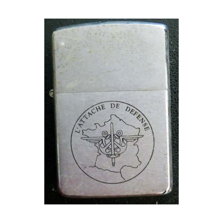 Zippo d'attaché de défense de fabrication Bradford . PA en métal brossé argenté