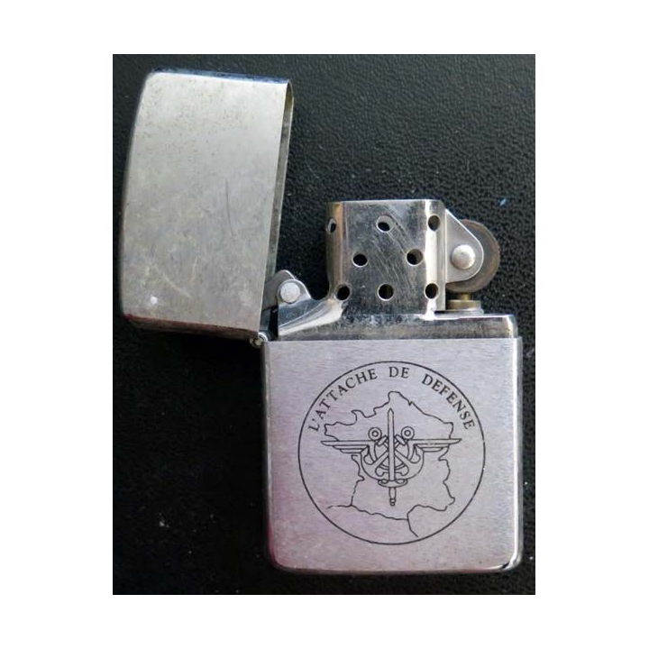 Zippo d'attaché de défense de fabrication Bradford . PA en métal brossé argenté