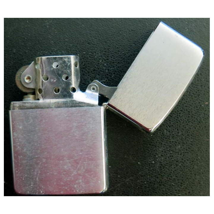 Zippo d'attaché de défense de fabrication Bradford . PA en métal brossé argenté