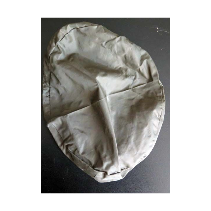 protège béret tchécoslovaque en plastique