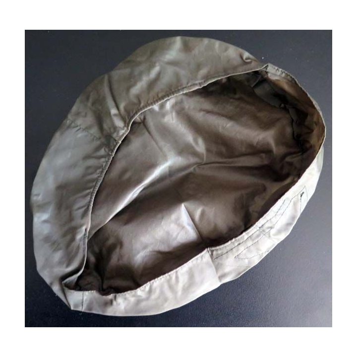 protège béret tchécoslovaque en plastique